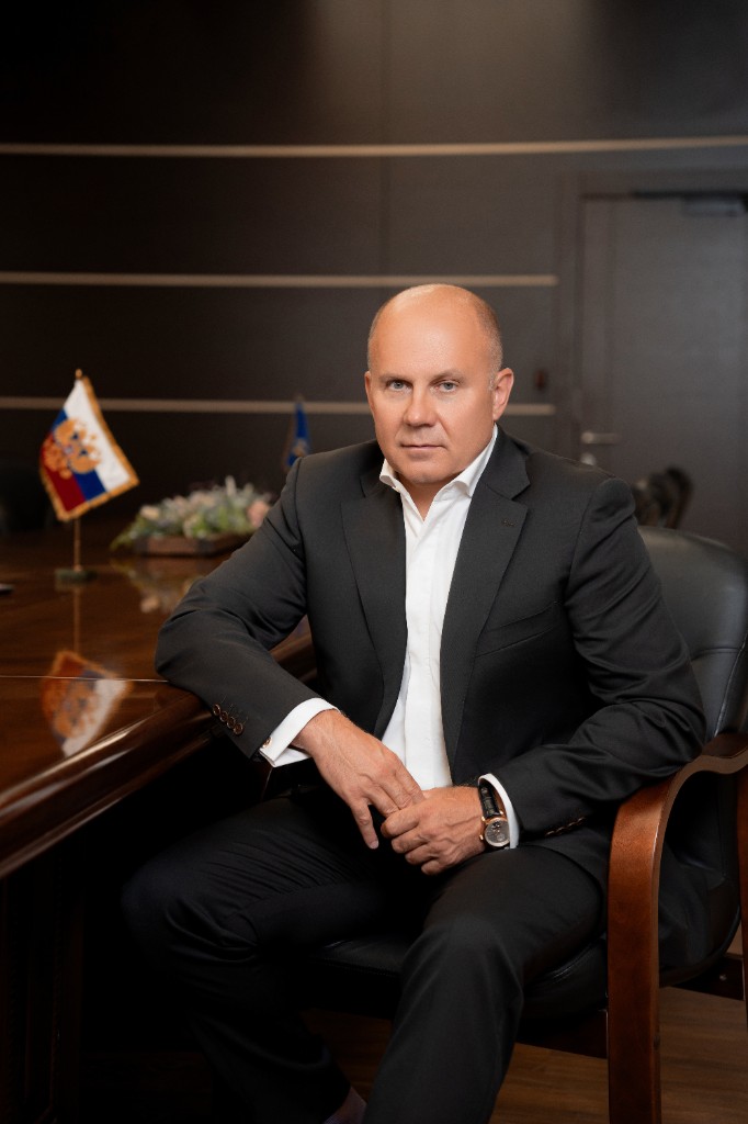 Эдуард Бендерский в деловом костюме