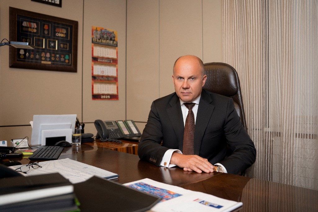 Эдуард Бендерский в рабочем кабинете