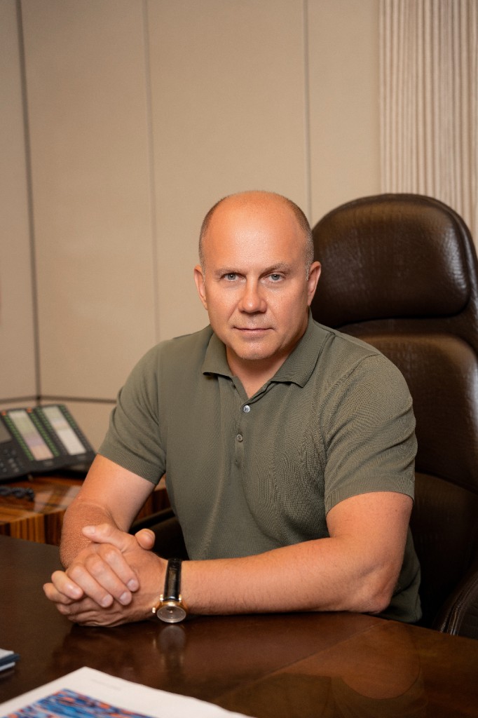 Эдуард Бендерский в кабинете